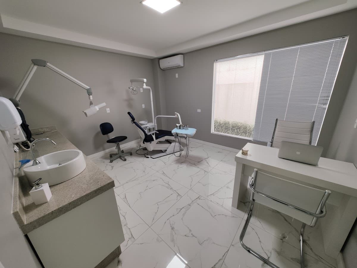 Consultório odontológico moderno e bem iluminado.