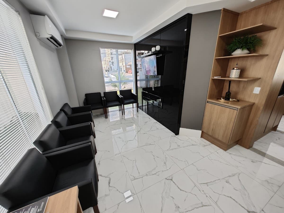 Sala de espera moderna e bem iluminada.