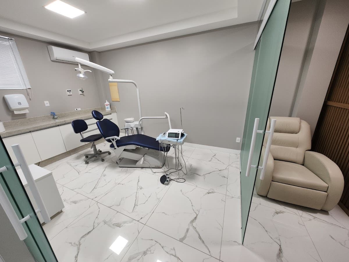 Consultório odontológico bem iluminado e organizado.