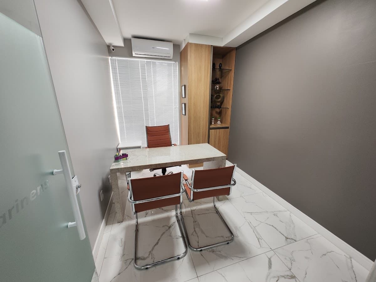 Consultório odontológico moderno e bem iluminado.