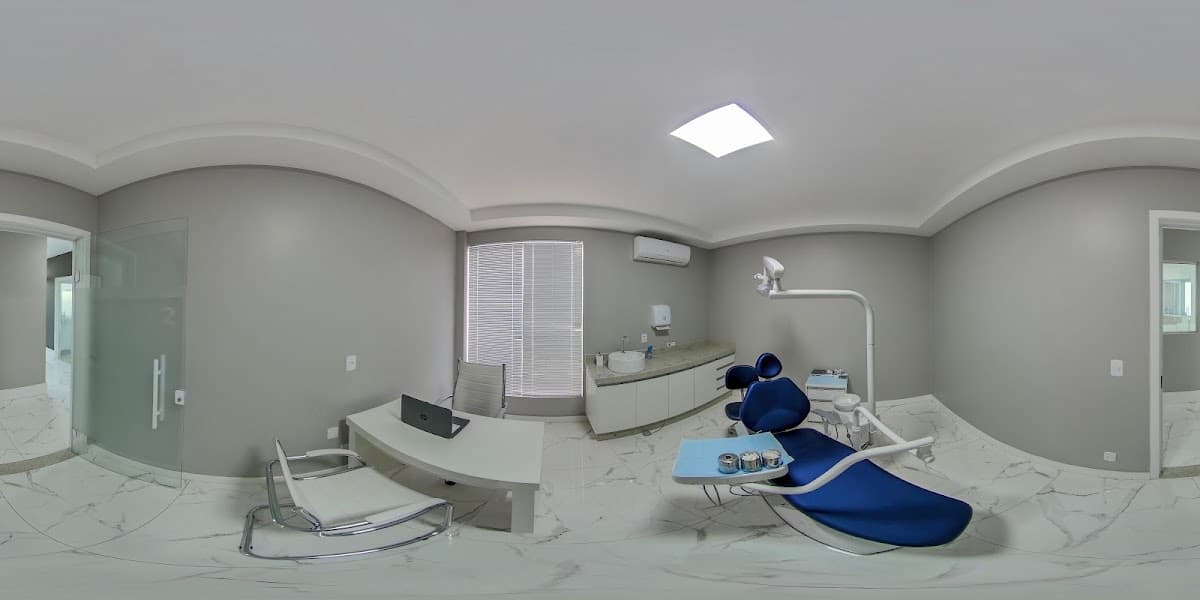 Consultório odontológico bem iluminado e organizado.